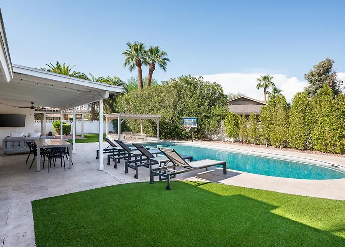 Modern Retreat With Pool Fire Pit Outdoor Living Scottsdale