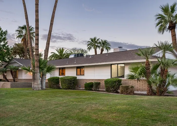 Modern Retreat With Pool Fire Pit Outdoor Living Holiday home Scottsdale